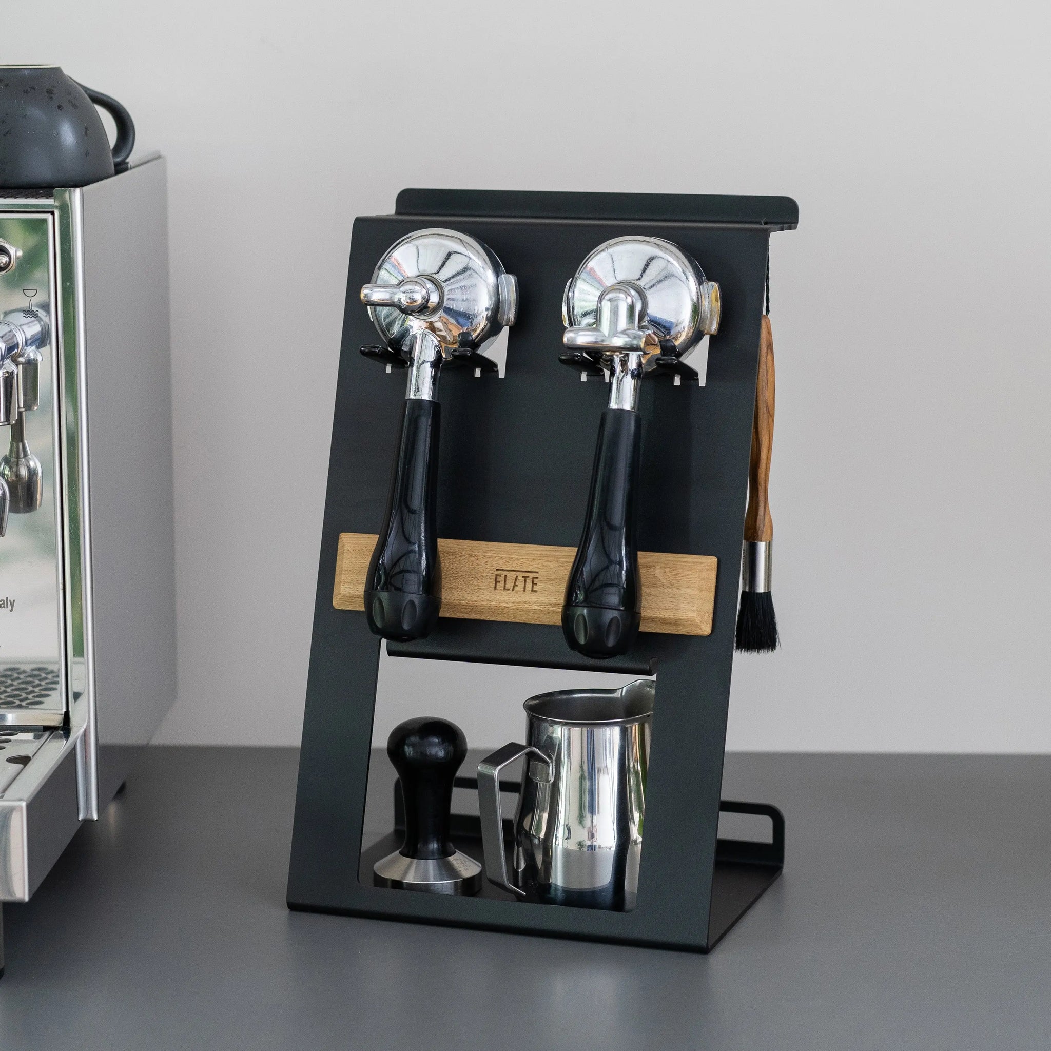 siebträger zubehör aufbewahrung FLATE® Barista Station: Der stehende Organizer mit Siebträgerhalter für  Barista Zubehör