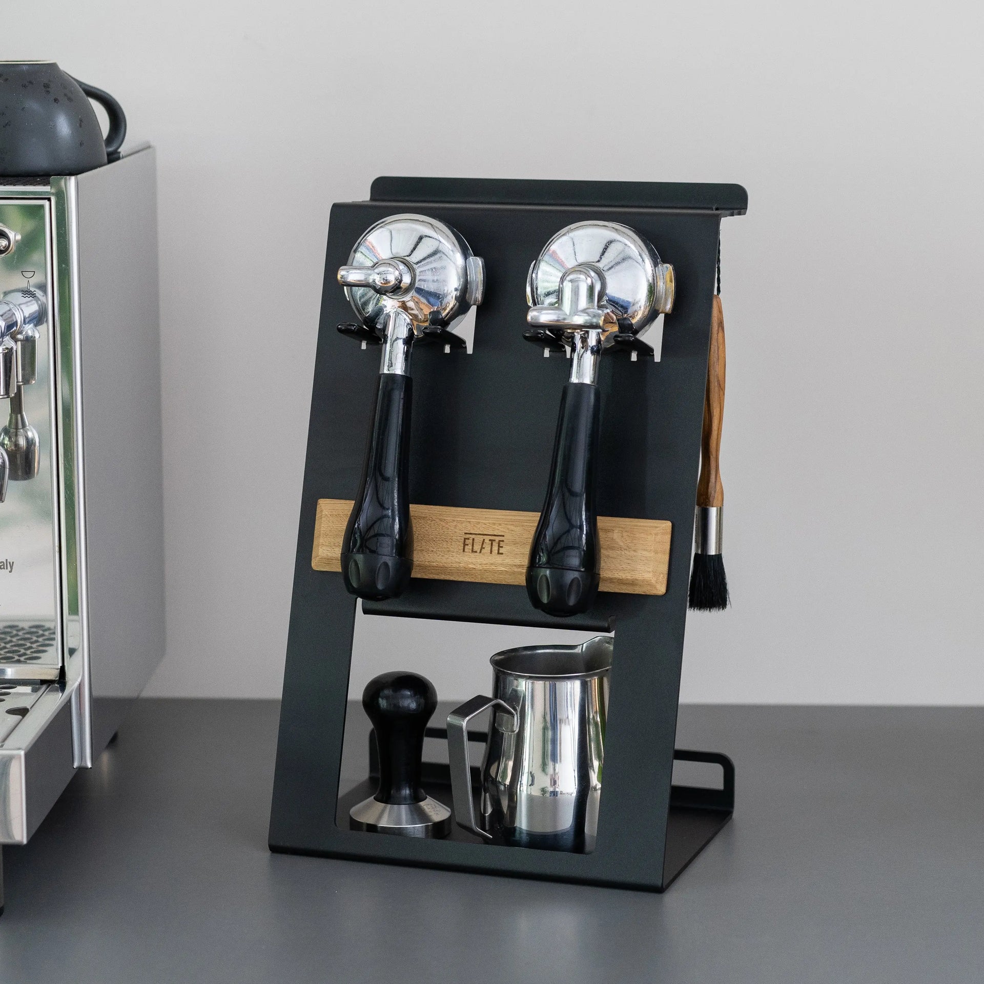 aufbewahrung siebträger FLATE® Barista Station: Der stehende Organizer mit Siebträgerhalter für Barista Zubehör