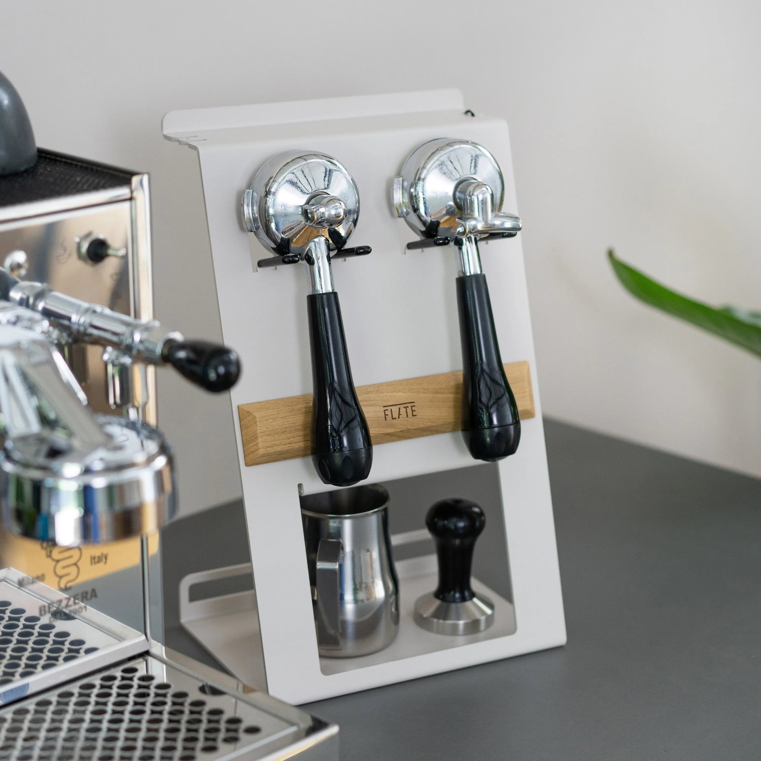 siebträger aufbewahrung FLATE® Barista Station: Der stehende Organizer mit Siebträgerhalter für Barista Zubehör
